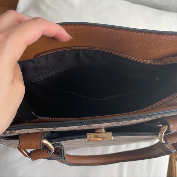 Tan Purse - Cross Over Purse - Golden Accents - Picture 8 of 11